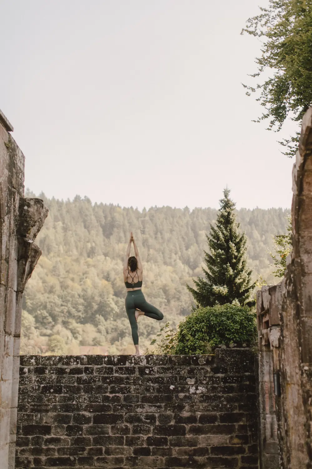 Lara Danica Schwegler macht Yoga von Lara Danica Schwegler