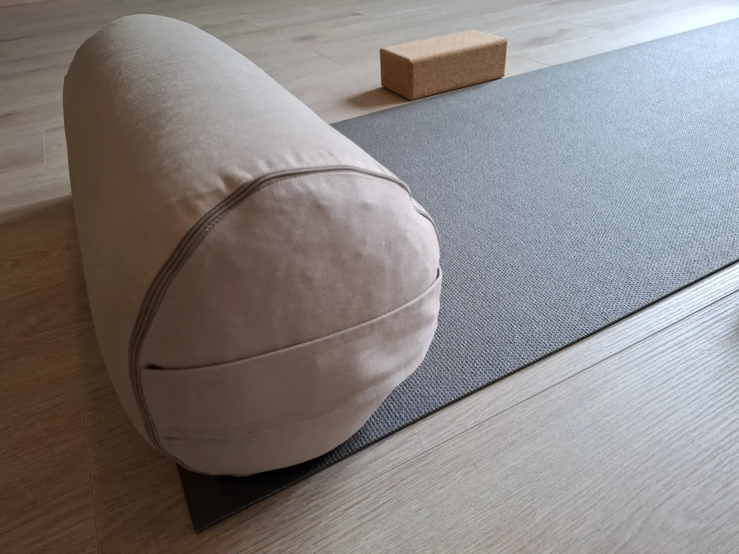 Yogamatte am Boden von Lara Danica Schwegler