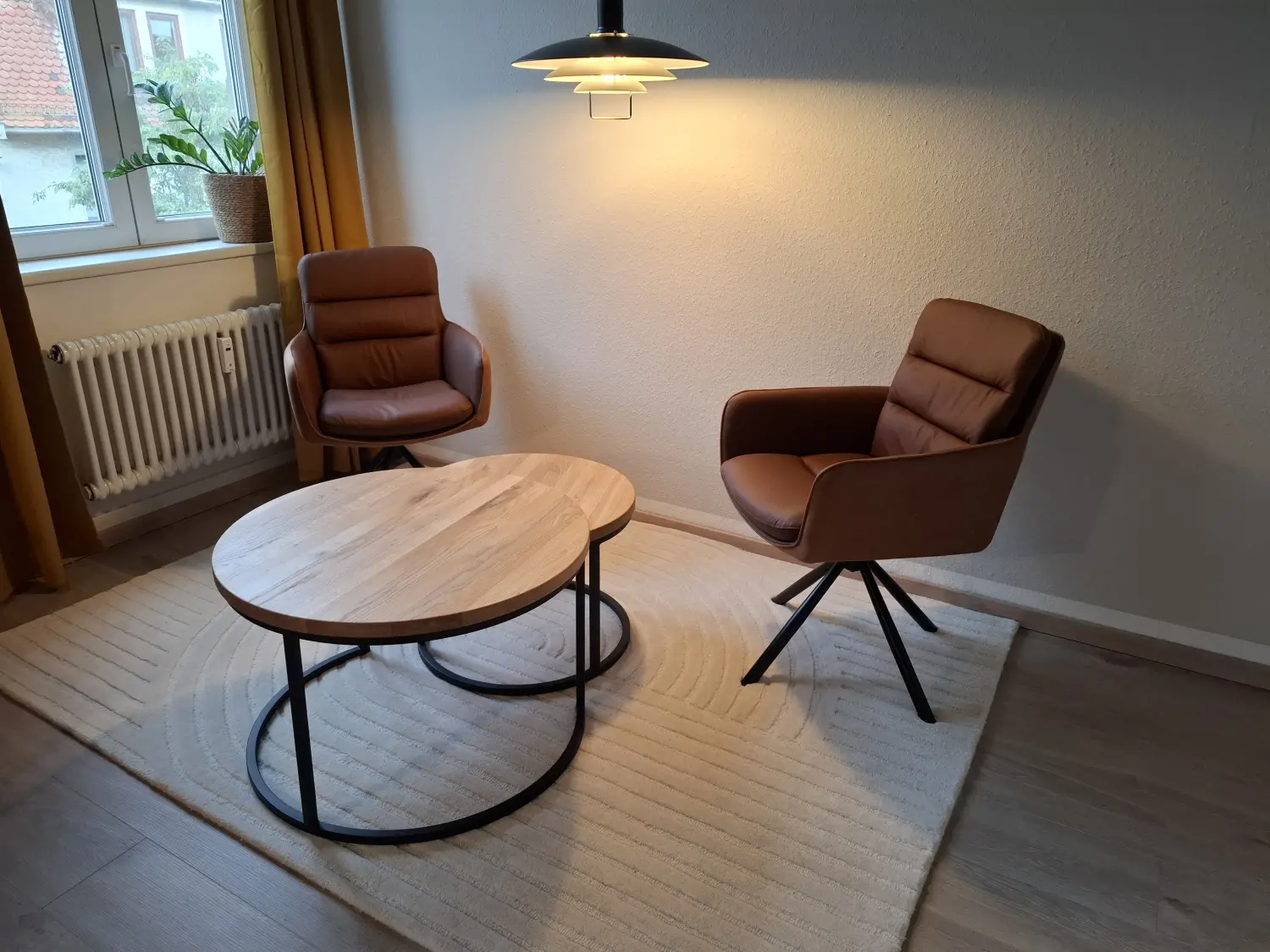 Sofagarnitur in einer Lounge von Lara Danica Schwegler