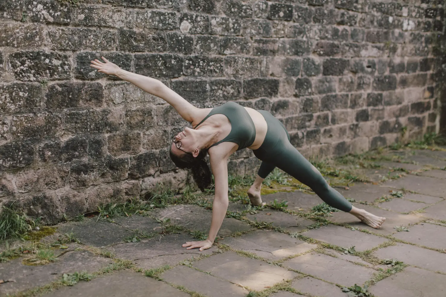 Lara Danica Schwegler macht Yoga von Lara Danica Schwegler