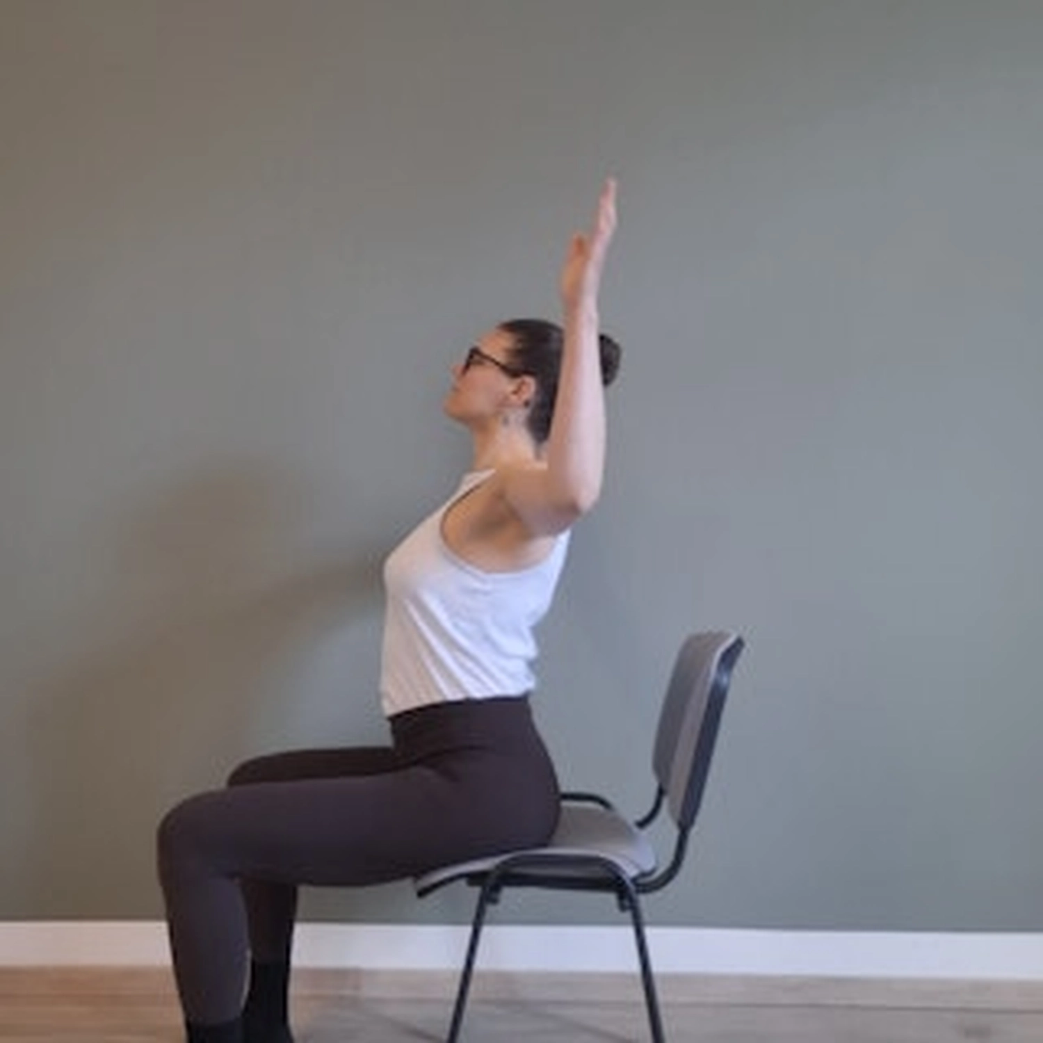 Lara Danica Schwegler macht Yoga von Lara Danica Schwegler